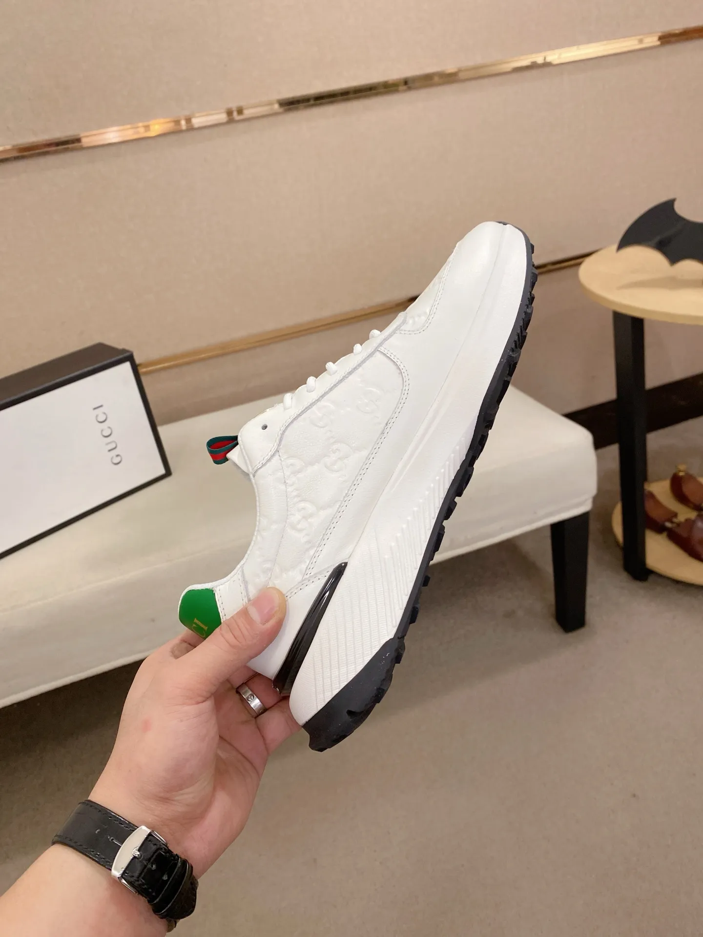 Men's shoes 💰 462💰The new GUCCI (Gucci) counters are launched simultaneously. The new men's shoes, 😘fabrics are selected from imported cowhide, and the lining is sheepskin lining. 👍🏿 High-end ☄️ air-cushion molded anti-slip rubber outsole, exquisite lines, simple and elegant, comfortable and high-end for leisure travel. Code number: 38 to 44 (45 can be customized and cannot be returned or exchanged)